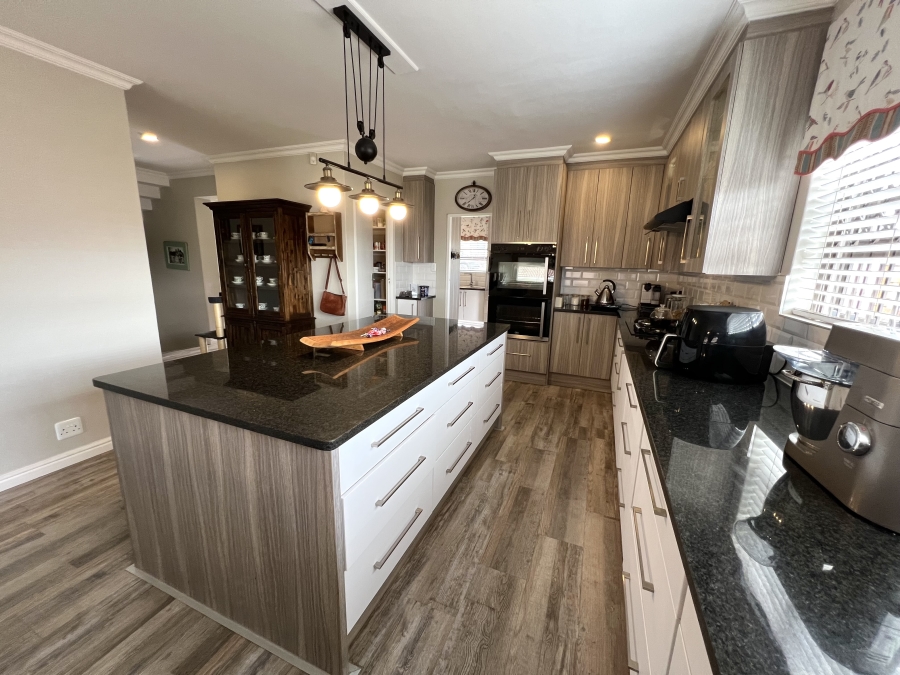 4 Bedroom Property for Sale in Wavecrest Eastern Cape